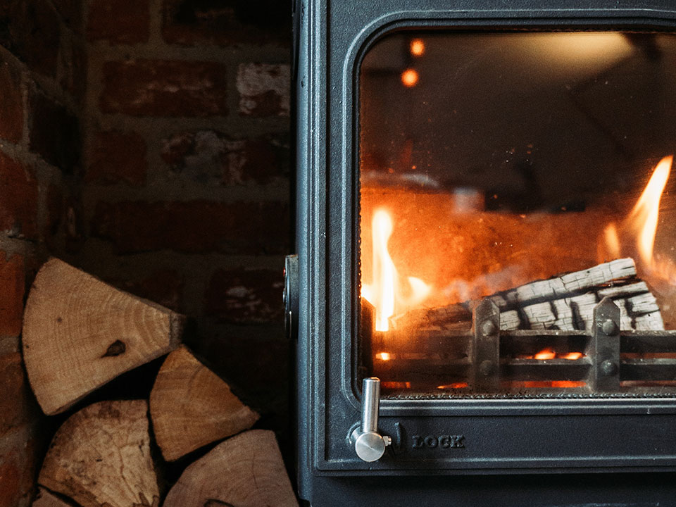 Fotograf: Matt Seymour
Bildbyrå: Unsplash Vedklabbar bredvid en kamin.