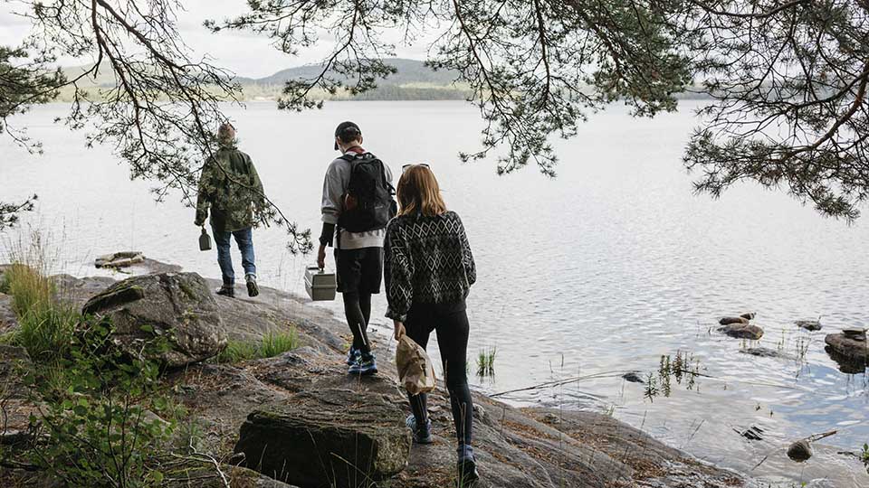 Fotograf: Amanda Falkman
Bildbyrå: Johnér Tre personer vid en sjö, Stora Horredssjön, Frillesås