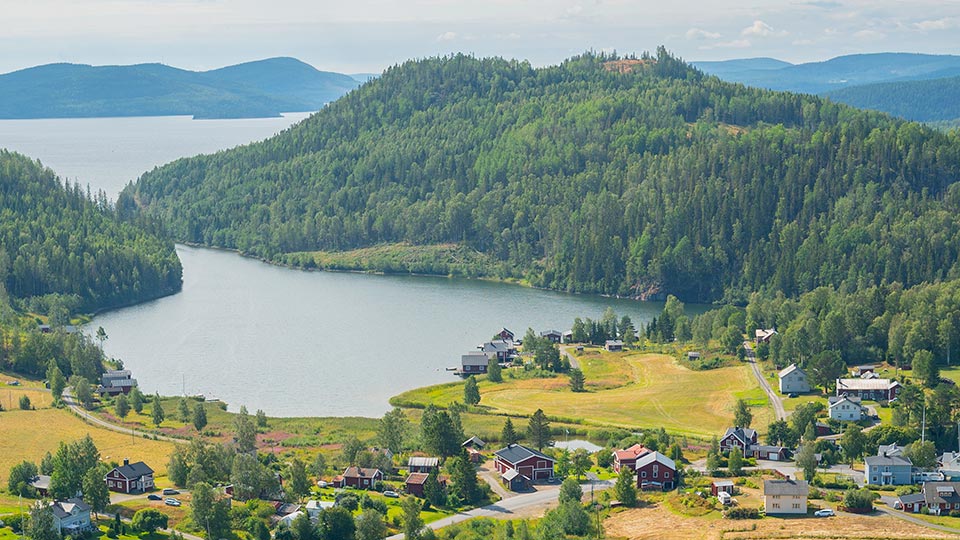 Fotograf: Peter Lydén
Bildbyrå: Johnér Utsikt över vacker by med hus, skog, vatten, våtmark och åkermark. Höga Kusten, Häggvik, Ångermanland.