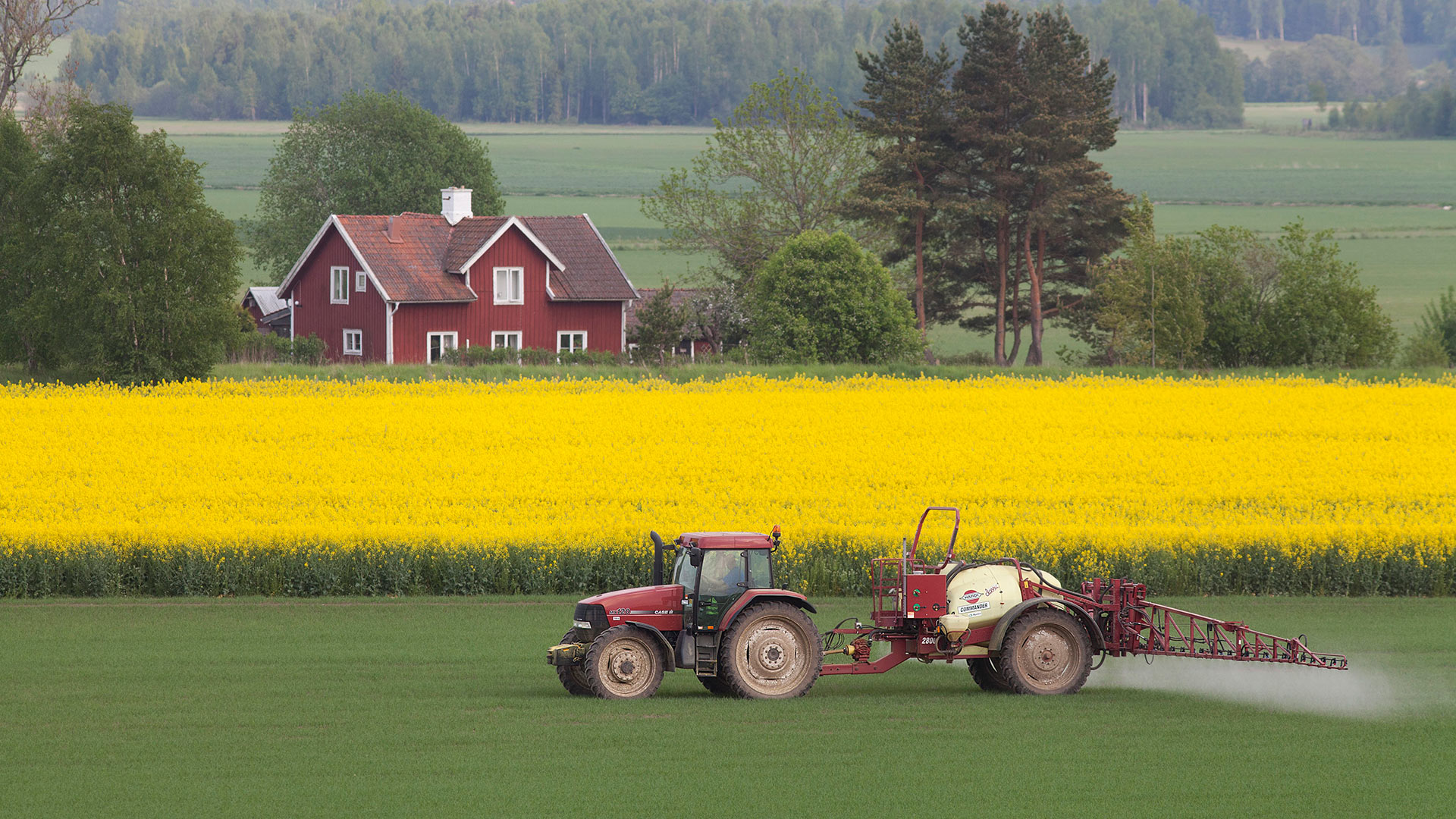 Fotograf: Anders Good
Bildbyrå: IBL Traktor besprutar fält