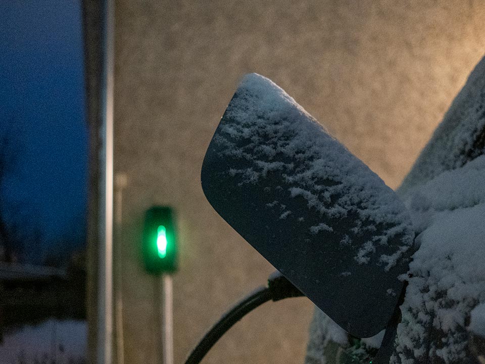 Elbil på laddning på vintern