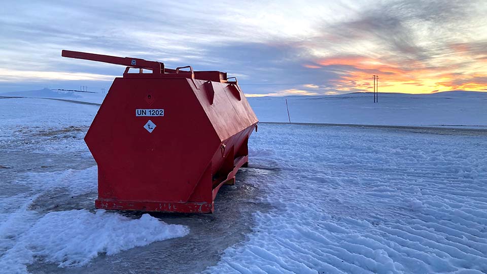 En röd cistern i vintermiljö