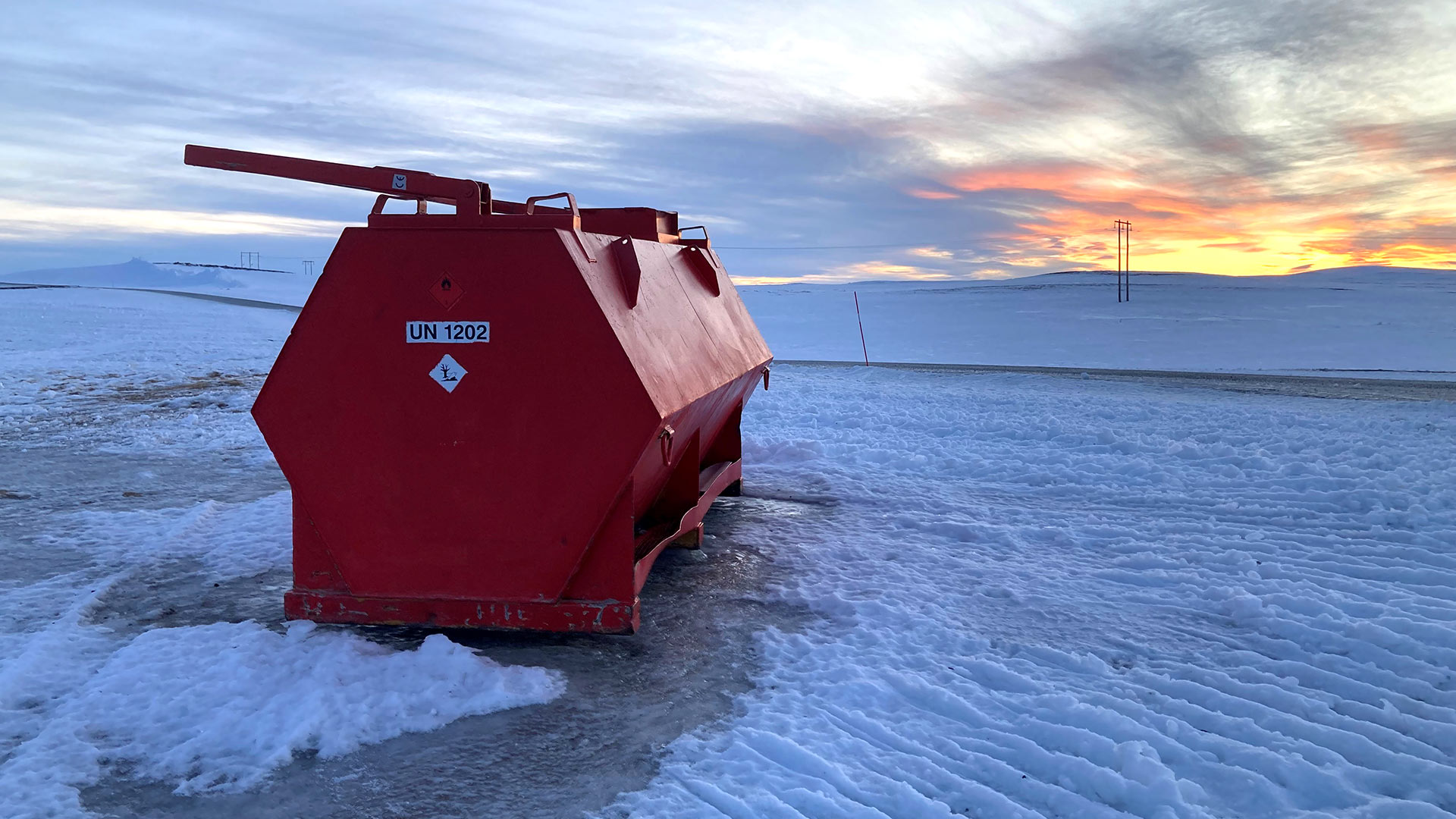 En röd cistern i vintermiljö