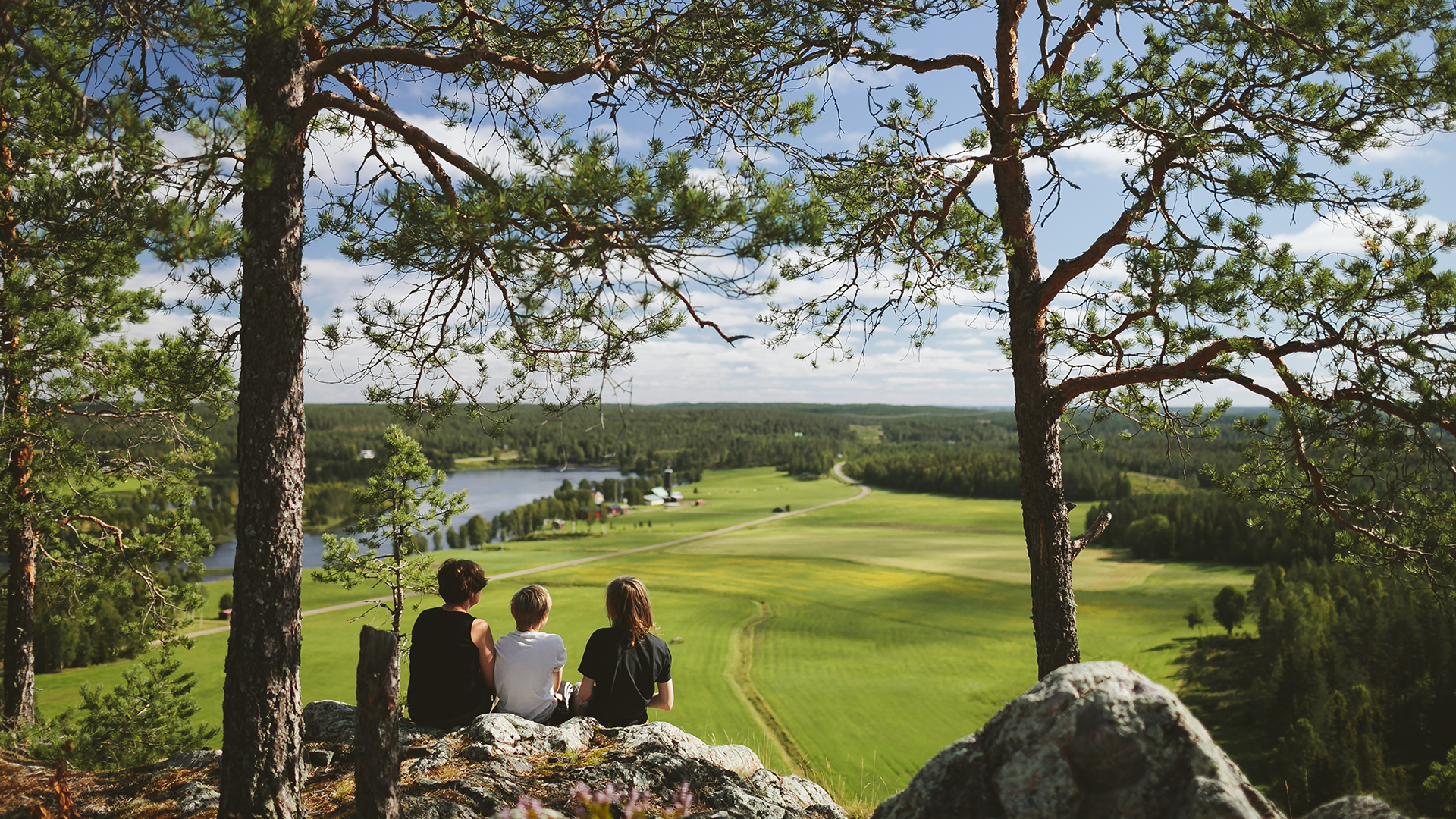 Fotograf: Matilda Holmqvist
Bildbyrå: Johnér Tre personer tittar ut över ett landskap