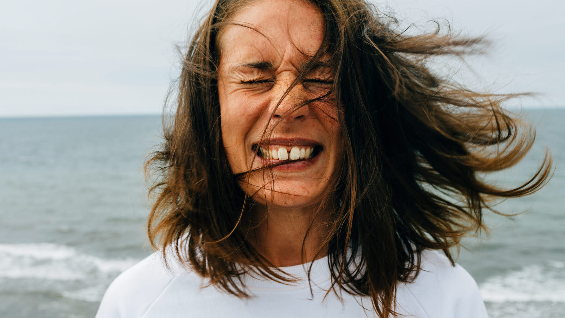Fotograf: Anna Roström
Bildbyrå: Johnér Kvinna står i blåsten och håret flyger, Gotland.