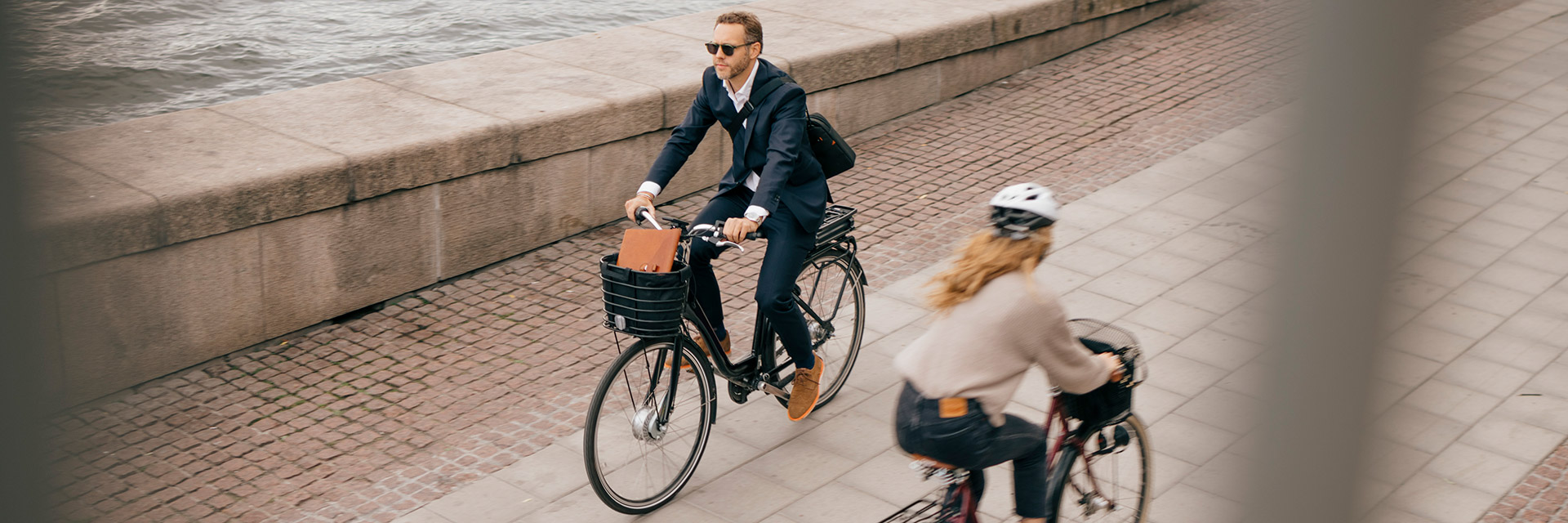 Fotograf: Maskot bildbyrå
Bildbyrå: Johnér Två personer som cyklar på en strandpromenad