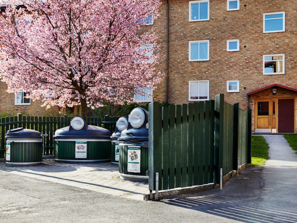 Fotograf: Sara Danielsson
Bildbyrå: Johnér Plats för sopsortering av hushållssopor. Ett stort blommande körsbärsträd syns i bakgrunden, Stockholm