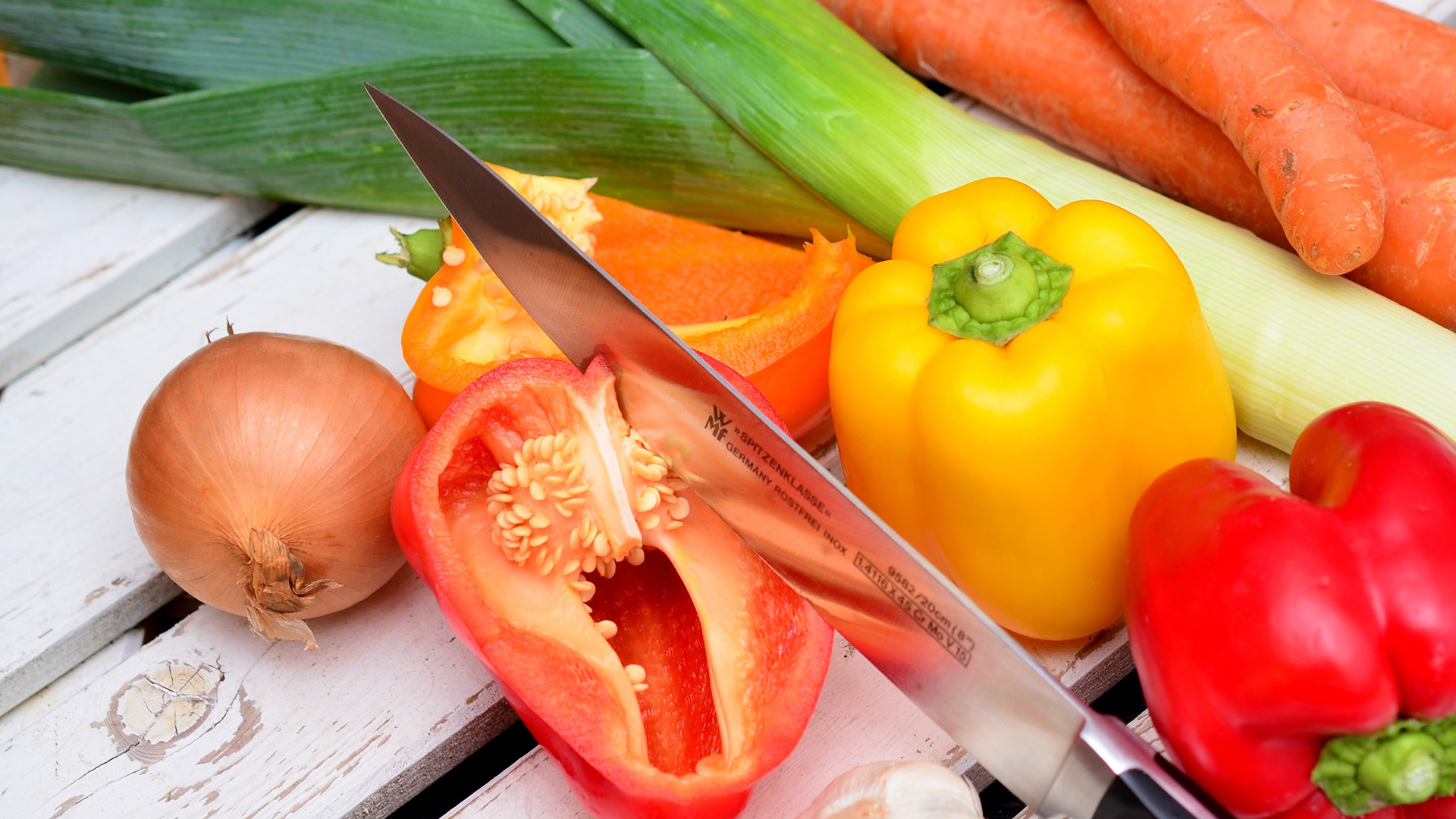 Fotograf: Congerdesign
Bildbyrå: Pixabay.com En kniv skär genom en paprika och andra grönsaker ligger runtomkring.