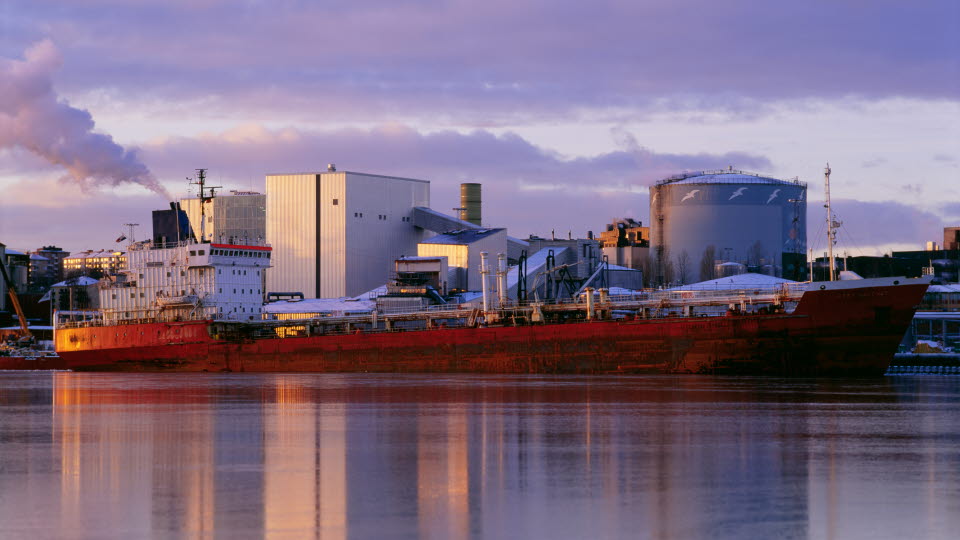 Fartyg vid industriområde
