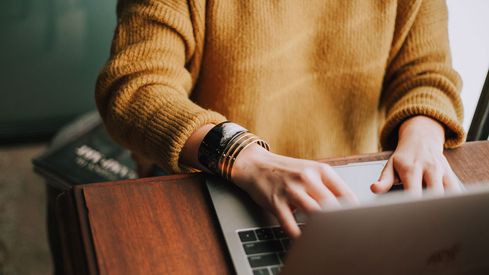 Fotograf: Christin Hume
Bildbyrå: Unsplash Person skriver på en bärbar dator