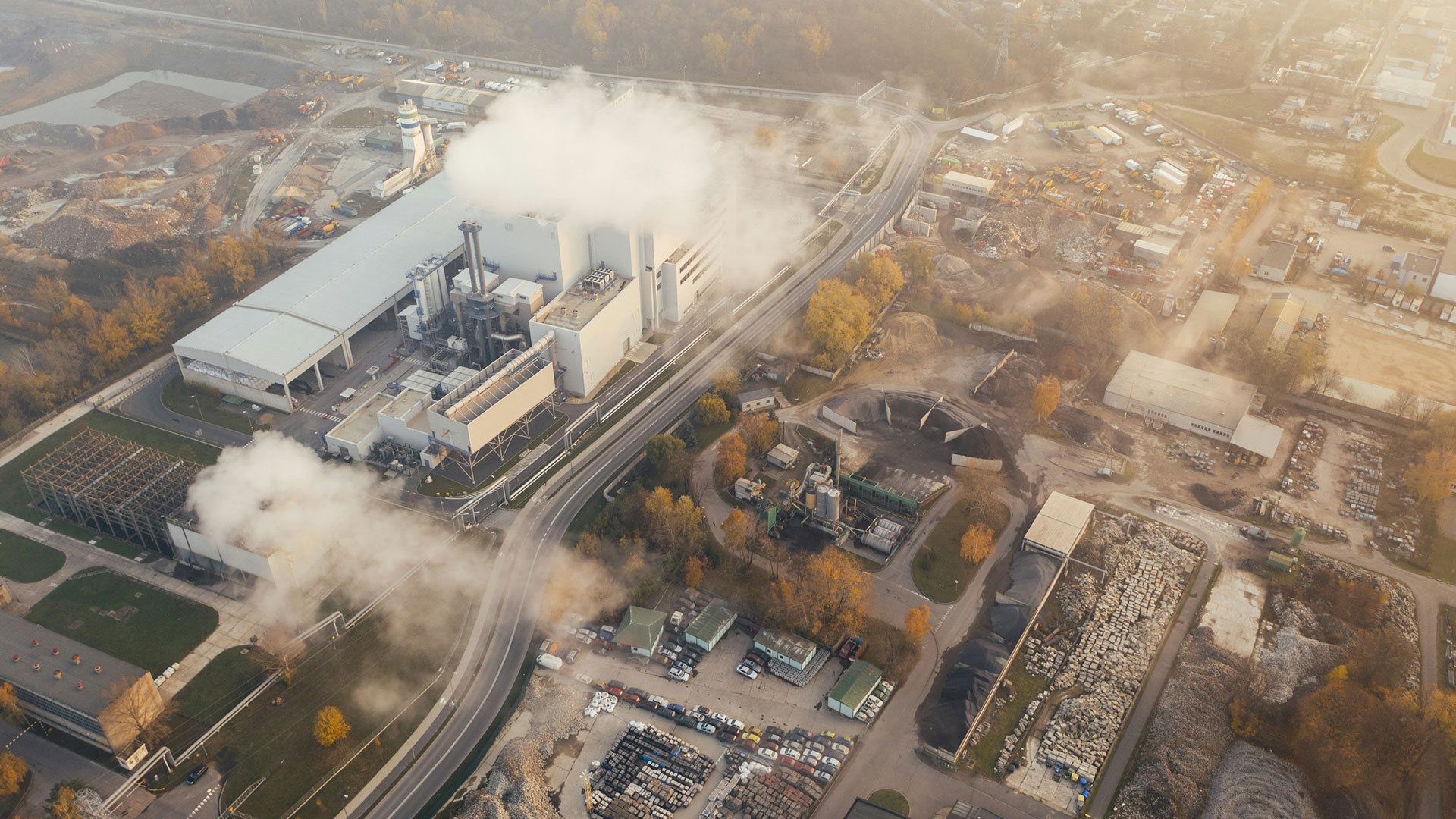 Fotograf: Marcin Jozviak
Bildbyrå: Unsplash Fabrik med rykande skorstenar