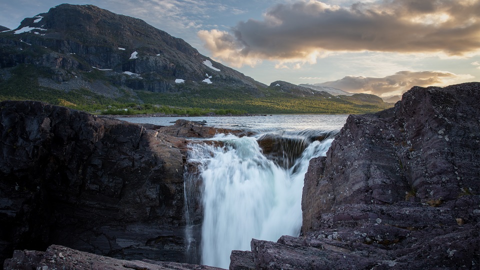 Fotograf: Andreas Lindahl Vattenfall, berg och dramatisk himmel