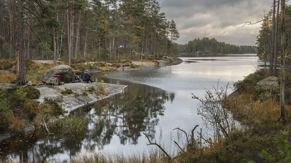 Fotograf: Andreas Lindahl Personer vilar vid en sjö