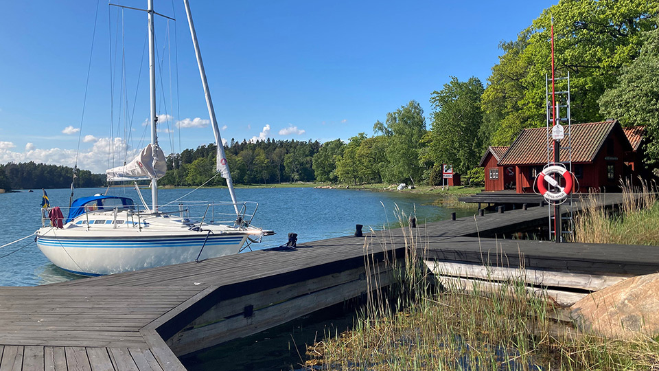 Fotograf: Länsstyrelsen Stockholms län Segelbåt vid brygga