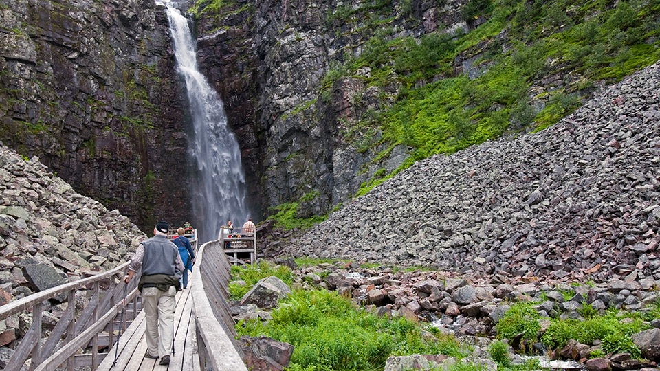 Fotograf: Alf Linderheim, Naturfotograferna
Bildbyrå: TT-bild Personer framför Njupeskärs vattenfall