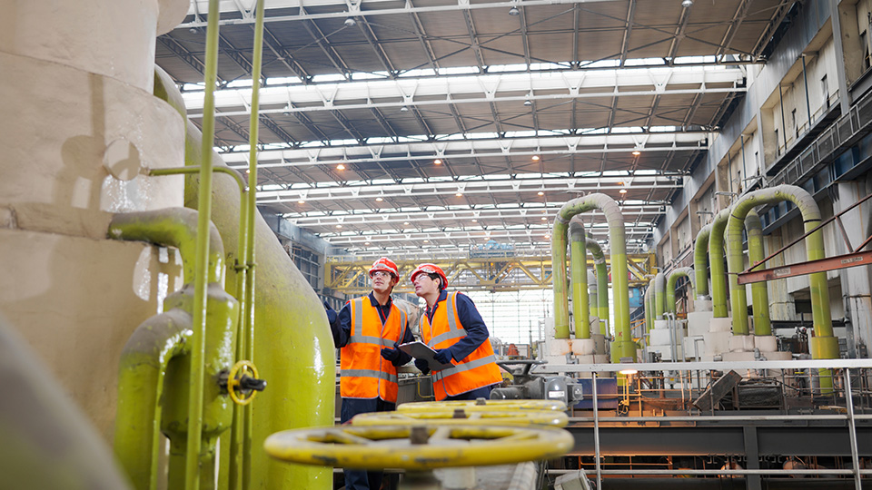 Inspektörer utövar tillsyn i en fabrikslokal