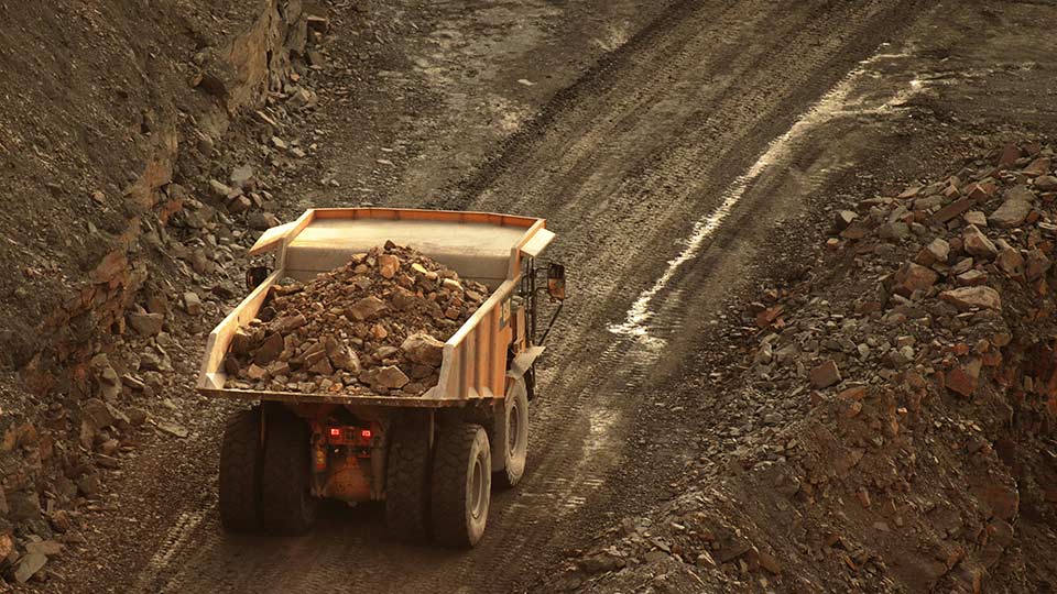 Fotograf: Lars Portjanow
Bildbyrå: Unsplash Sten- och jordmassor transporteras med en dumper