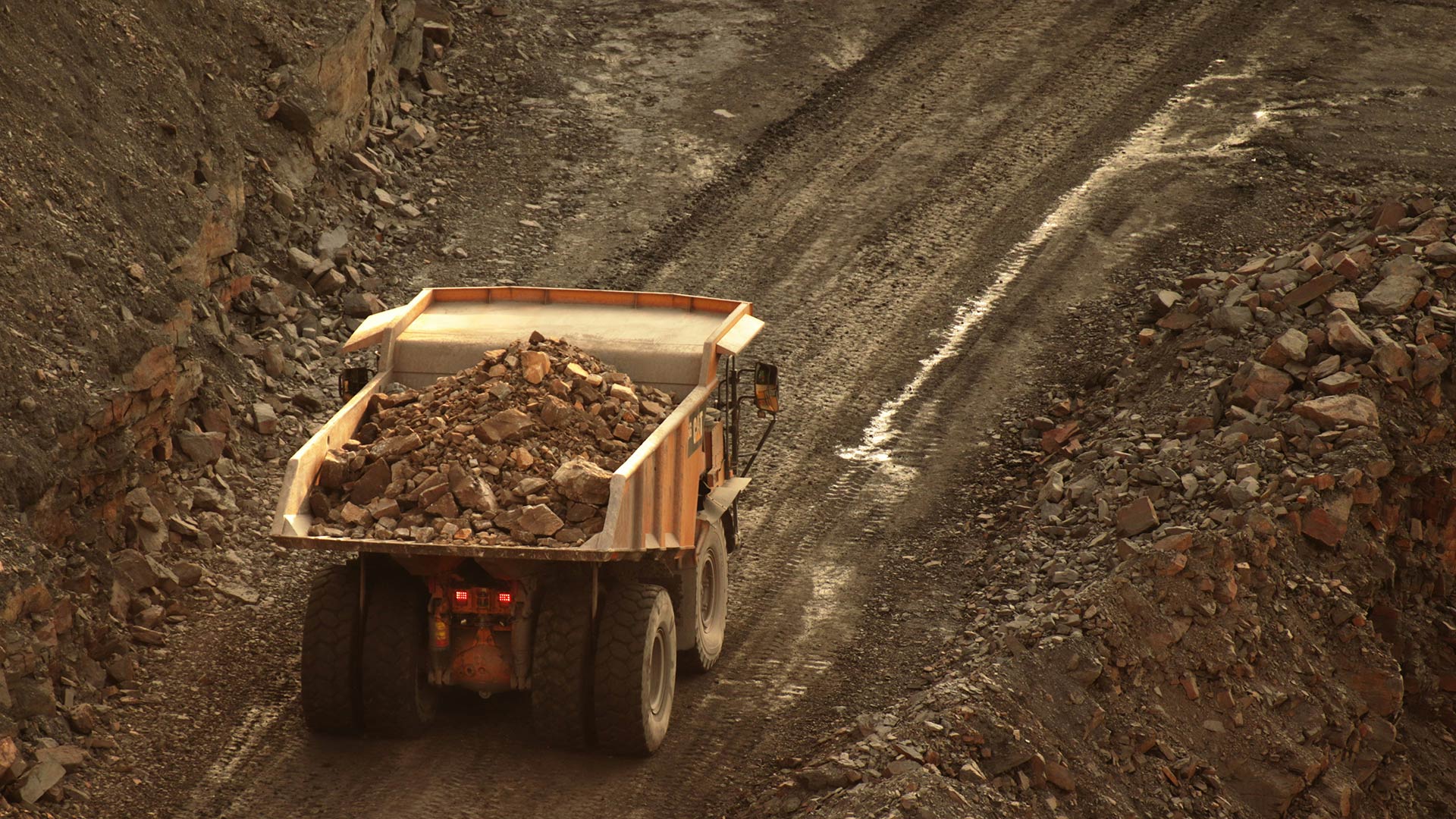 Sten- och jordmassor transporteras med en dumper