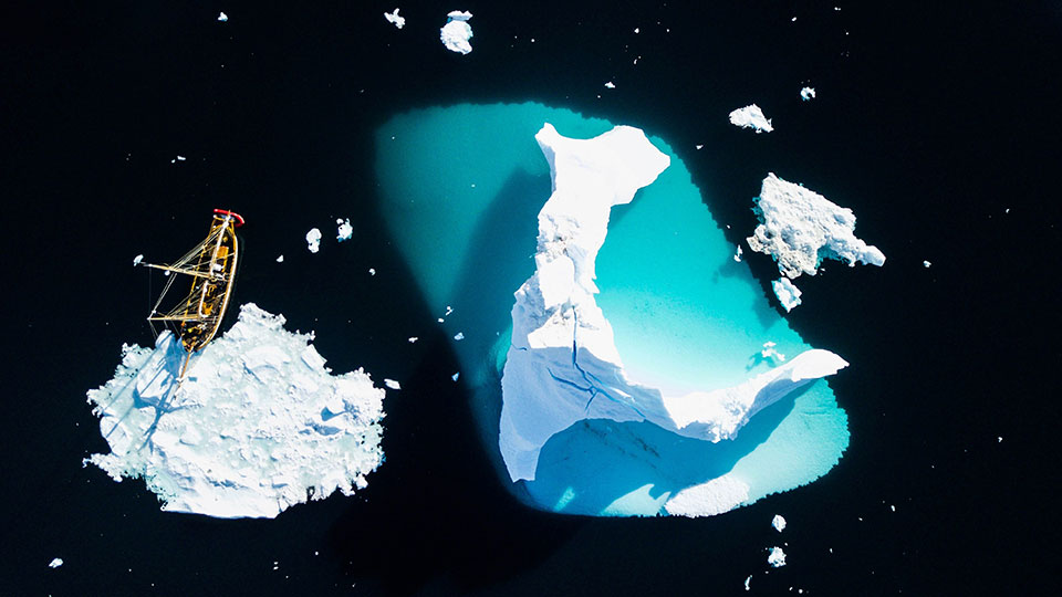 Fotograf: Dylan Shaw
Bildbyrå: Unsplash Ett fartyg vid isberg i Scoresby sund, Grönland