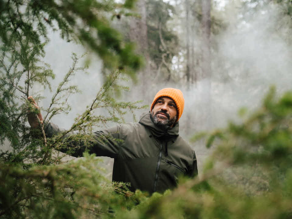 Fotograf: Maskot bildbyrå
Bildbyrå: Johnér Man i skogen tittar fram bakom granar