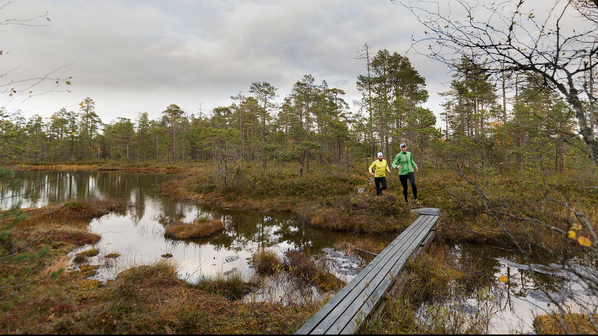 Fotograf: Jonas Gunnarsson
Bildbyrå: Johnér Två personer på löptur över en våtmark