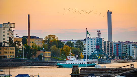 Höstkväll, vy över Hammarby sjö, skorstenar i bakgrunden