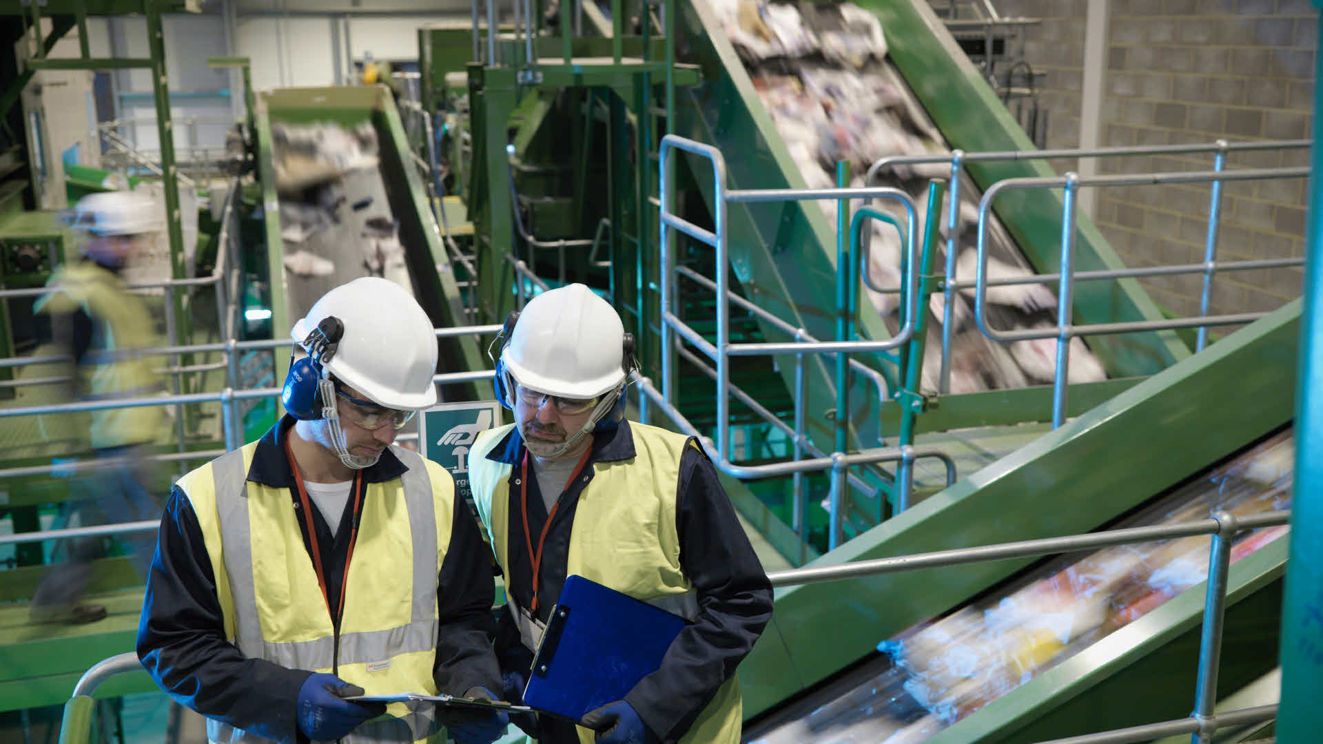 Fotograf: Cultura creative
Bildbyrå: Johner Två män i gula reflexvästar