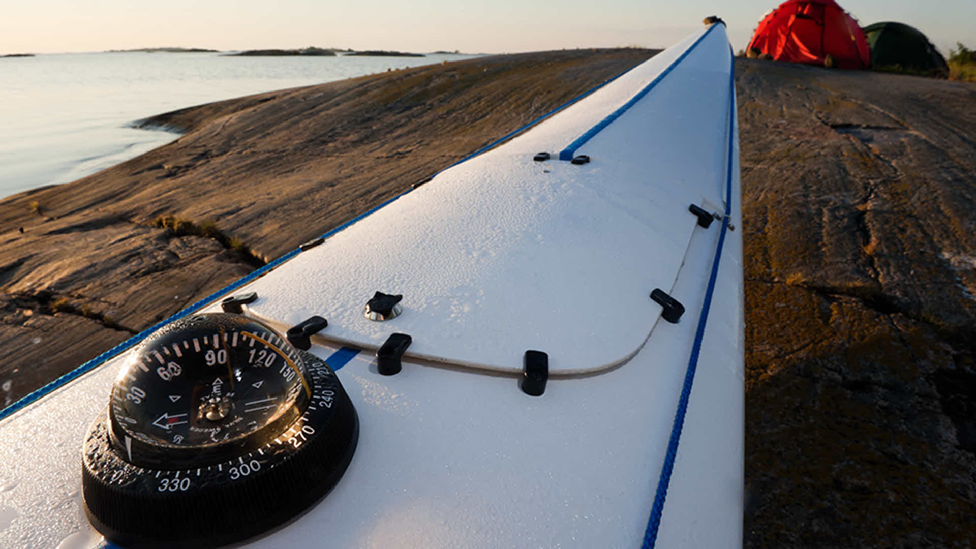 Illustratör: Johner Kanot på en kobbe