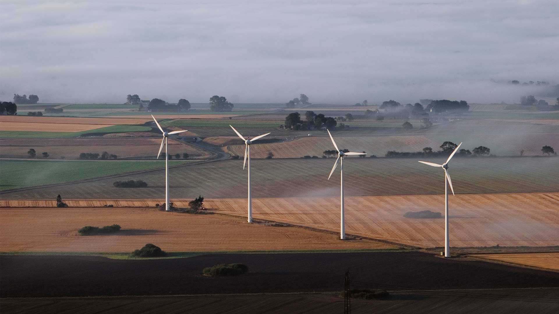 Fotograf: Roine Magnusson
Bildbyrå: Johnér Flygbild över jordbrukslandskap med vindkraftverk, Eslöv, Skåne