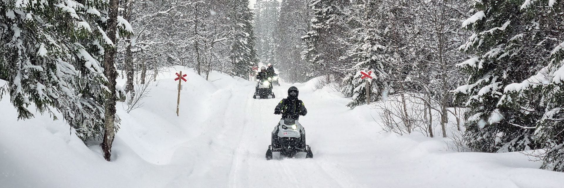 Snöskoterförare på en skoterled