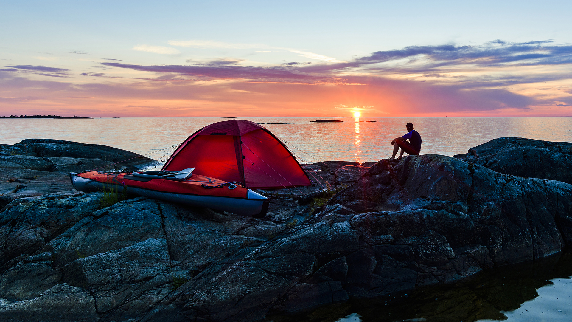 Fotograf: Mikael Svensson.
Bildbyrå: Johnér Man sitter vid upplyst tält vid Vänern (Ekens skärgård).