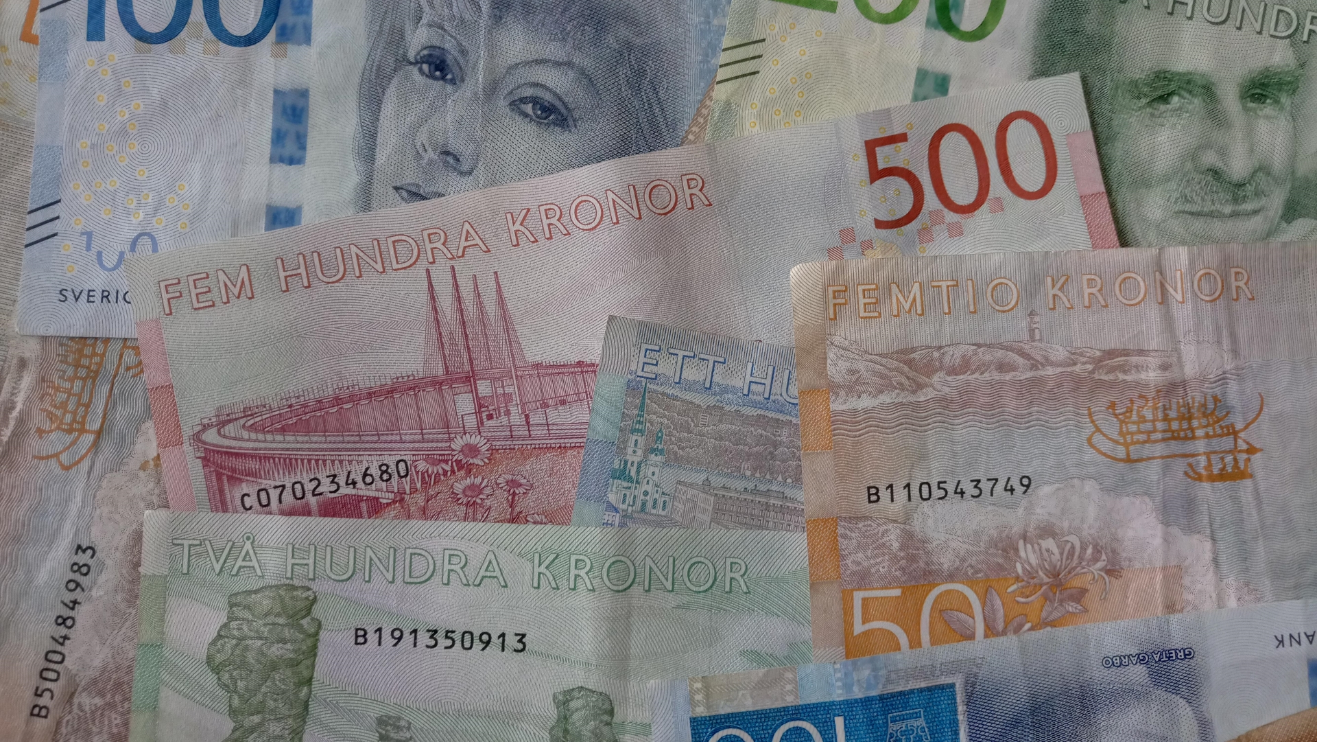 Fotograf: Pixabay. Utspridda svenska sedlar.